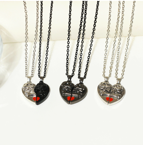 Punk Retro Skull Pendant Halloween Heart-shaped Magnetic Stitching Love Skull Couple Necklace